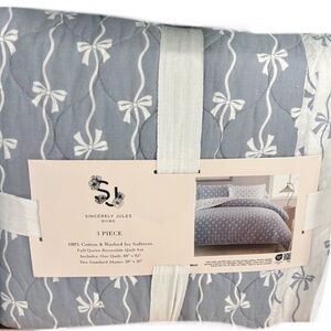 Sincerely Jules Blue and White All Over Bow Design Full/Queen Quilt Set 88”x92”